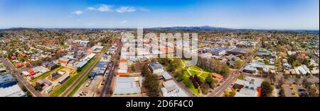 Large panorama aérien de la ville d'Orange dans les plaines occidentales australiennes, par une journée ensoleillée au-dessus du centre-ville et du parc de la ville. Banque D'Images