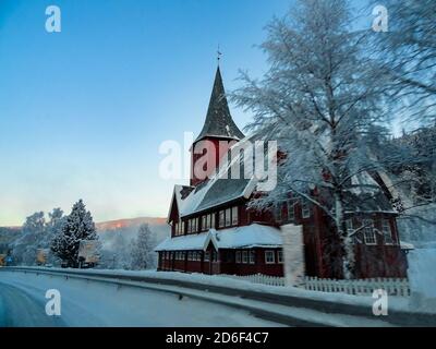 Église Stave de Norvège rouge en paysage d'hiver en Norvège. Lever du soleil. Banque D'Images