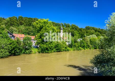 Allemagne, Bavière, haute-Bavière, pays de Tölzer, Wolfratshausen, Loisach avec la vieille ville et église paroissiale Saint-Andreas Banque D'Images