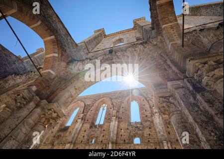 Ruines de l'abbaye de San Galgano, vue intérieure, commune de Chiusdino, province de Sienne, Toscane, Italie Banque D'Images