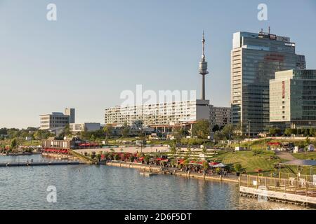 La zone de loisirs CopaBeach sur la Neue Donau, dans les bâtiments arrière de la ville du Danube et de la Tour du Danube, 22ème arrondissement, Donaustadt, Vienne, Autriche, Banque D'Images