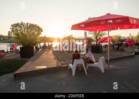 La plage de Copacabana sur le nouveau Danube, vue sur l'île du Danube et le coucher du soleil, 22e arrondissement, Donaustadt, Vienne, Autriche, Banque D'Images