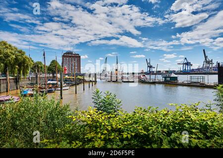 Allemagne, Allemagne du Nord, Hambourg, Altona, Othmarschen, ville portuaire, port maritime, Elbe, port de musée Oevelgönne, ancien port d'Altona, patrimoine maritime, navires historiques, terminal de ferry Neumühlen avec abris Döns Banque D'Images