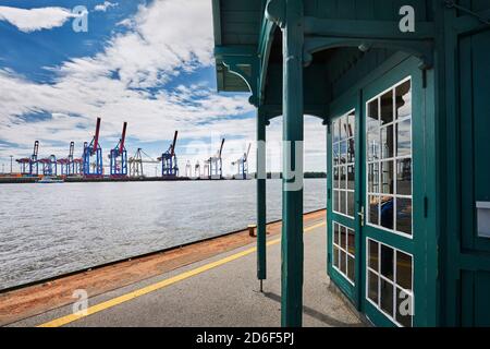 Allemagne, Allemagne du Nord, Hambourg, Altona, Othmarschen, ville portuaire, port maritime, l'Elbe, port de musée Oevelgönne, contraste ancien et nouveau, abri historique de bus Döns sur le ponton, vue à la gare de conteneurs Burchardkai, terminal de ferry Neumühlen Banque D'Images