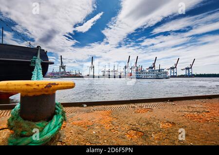 Allemagne, Allemagne du nord, Hambourg, Altona, Othmarschen, ville portuaire, port maritime, Elbe, port musée d'Oevelgönne, bollard d'amarrage avec ligne d'amarrage, bateau à vapeur à aubes historique Louisiana Star in motion, vue de Container terminal Burchardkai, terminal de ferry Neumühlen Banque D'Images