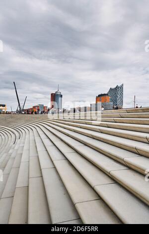 Allemagne, Nord de l'Allemagne, ville portuaire, Hambourg, promenade d'Elbe, escaliers, conçu par Zaha Hadid, avec vue sur l'Elbphilharmonie, format portrait Banque D'Images