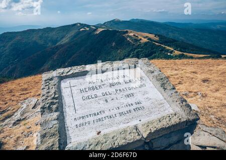 Pierre commémorative en mémoire de l'aviateur australien Herbert John Louis Hinkler qui s'est écrasé avec son avion sur le mont Pratomagno, Croce del Pratomagno, Loro Ciuffena, Arezzo, Toscane, Italie Banque D'Images