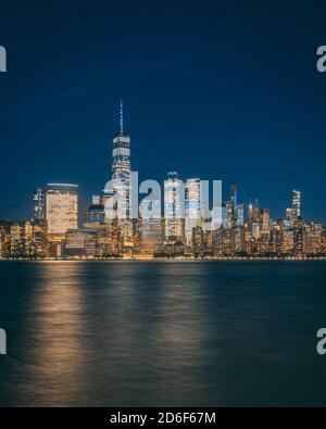 Vue nocturne sur les gratte-ciel de Lower Manhattan depuis Jersey City, New Jersey Banque D'Images