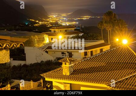 Vue sur les villas, le paysage et la mer à San Marcos, près de Icod de los Vinos la nuit, au nord-ouest de Ténérife, en Espagne Banque D'Images