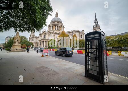 Vue sur la rue de la cathédrale Saint-Paul avec cabine téléphonique noire. Banque D'Images