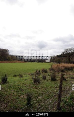 Une classe 150/2 non identifiée traversant le viaduc de Cynghordy avec un service en direction du sud. Banque D'Images