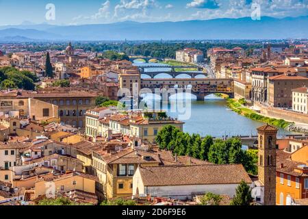 Vue sur le Ponte Vecchio et l'Arno, Florence, Toscane, Italie Banque D'Images