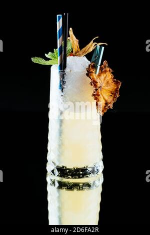 cocktails alcoolisés sur fond de miroir Banque D'Images