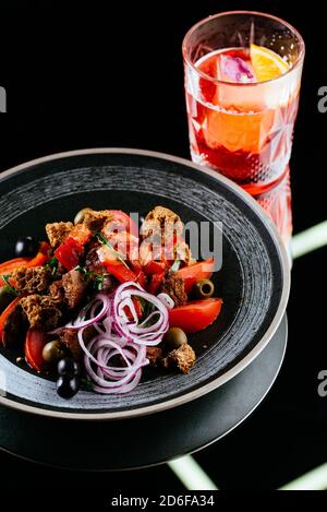 salade de légumes frais sur fond noir Banque D'Images
