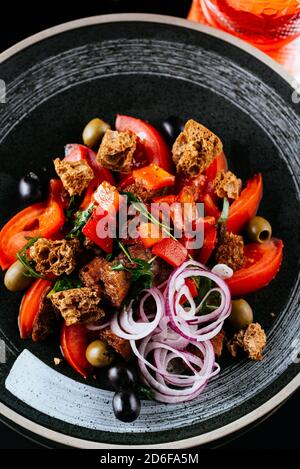 salade de légumes frais sur fond noir Banque D'Images