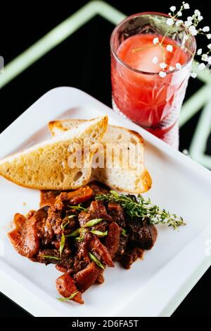 goulash de bœuf sur fond noir Banque D'Images