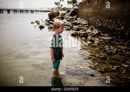 Garçon de six ans debout à Coronado Bay riant Banque D'Images