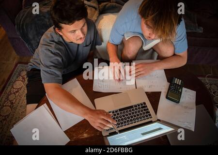 vue de dessus de 2 étudiants de l'université qui font des devoirs de maths à accueil Banque D'Images
