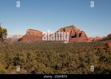 Vue sur Twin Buttes et la chapelle de la Sainte Croix, Sedona Arizona Banque D'Images