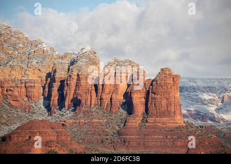 Vue sur Coffee Pot Rock avec une légère poussière Neige à Sedona, Arizona Banque D'Images