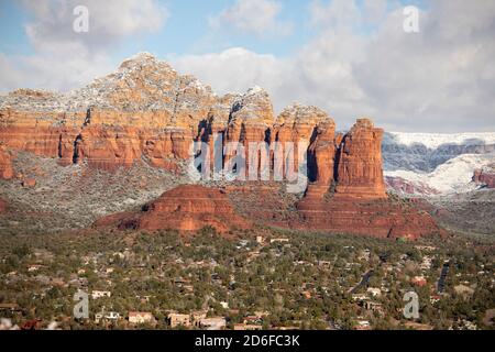 Rock de café couvert de neige légère à Sedona, Arizona Banque D'Images