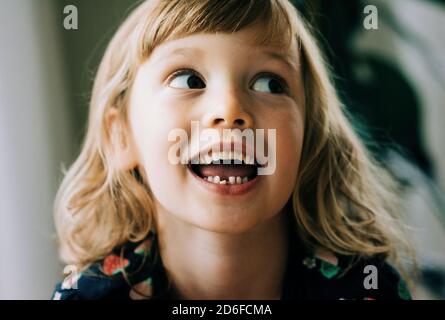 jeune fille souriant montrant sa dent bancale, elle a l'air heureuse Banque D'Images