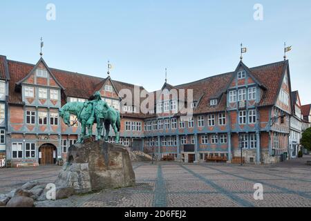 Allemagne, Basse-Saxe, Wolfenbüttel, marché municipal avec l'hôtel de ville et monument équestre du Duc August Banque D'Images