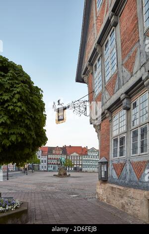 Allemagne, Basse-Saxe, Wolfenbüttel, marché municipal avec l'hôtel de ville et monument équestre du Duc August Banque D'Images