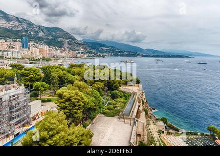 Vue sur la côte de Monte Carlo, la Côte d'Azur, la Principauté de Monaco, lieu emblématique de la Côte d'Azur Banque D'Images