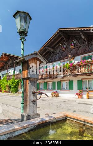 Maisons décorées sur Sonnenstrasse dans le quartier de Garmisch, Garmisch-Partenkirchen, haute-Bavière, Bavière, Allemagne Banque D'Images