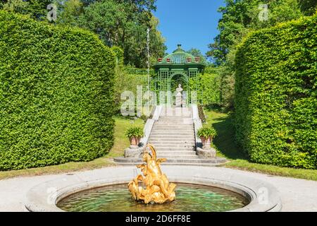 Fontaine et pavillon dans les jardins du palais de Linderhof, haute-Bavière, Bavière, Allemagne Banque D'Images