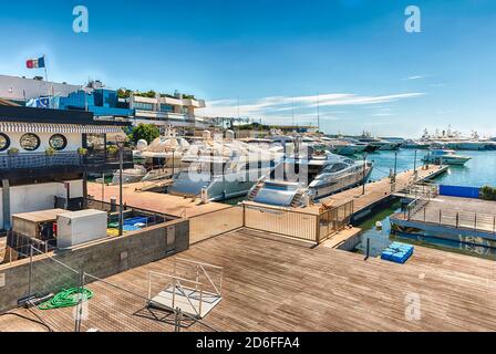 Vue sur le Vieux Port (Vieux Port) à Cannes, Côte d'Azur, France Banque D'Images