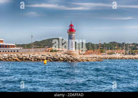 Phare emblématique du port de Saint-Tropez, Côte d'Azur, France. La ville est une station mondialement connue pour le jet set européen et américain Banque D'Images