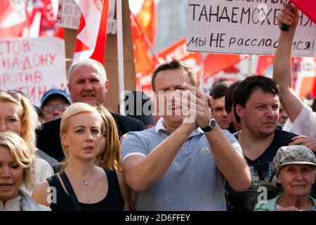 Moscou, Russie. Le 6 mai 2012, Blogger Alexei Navalny et sa femme Yulia (L) assistent à la marche de millions de manifestations d'opposition dans le centre de Moscou. Les participants au rassemblement protestent contre le nouveau mandat de Vladimir Poutine en tant que président russe Banque D'Images