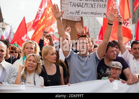 Moscou, Russie. Le 6 mai 2012, Blogger Alexei Navalny et sa femme Yulia (L) assistent à la marche de millions de manifestations d'opposition dans le centre de Moscou. Les participants au rassemblement protestent contre le nouveau mandat de Vladimir Poutine en tant que président russe Banque D'Images