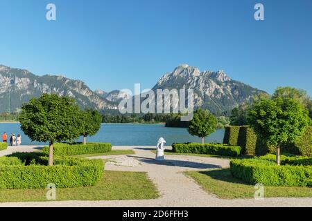 Parc à la Festspielhaus avec une vue sur Forgensee au château Hohenschwangau et les montagnes Tannheimer, Allgäu, Swabia, haute-Bavière, Allemagne Banque D'Images