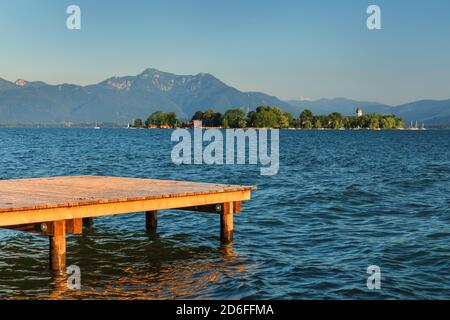 Vue sur Fraueninsel au coucher du soleil, Gstadt am Chiemsee, haute-Bavière, Allemagne Banque D'Images