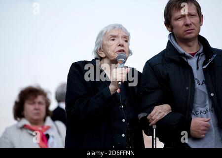 Moscou, Russie. 17 avril 2013 Lyudmila Alexeyeva parle lors d'un rassemblement pour la défense des prisonniers politiques et pour le soutien d'Alexei Navalny sur la place Novopushkinsky à Moscou, en Russie Banque D'Images