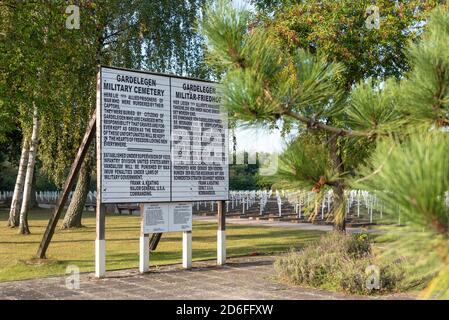 L'Allemagne, la Saxe-Anhalt, Gardelden, le cimetière militaire de Gardelden, le mémorial de la grange d'Isenschnibe, peu avant la fin de la guerre, les Nazis ont conduit plus de 1000 prisonniers de camp de concentration dans une grange et les ont incendiés, presque tous les prisonniers sont venus de Belgique, d'Italie, de France, de Pologne et de nombreux autres pays douloureusement tués. Banque D'Images