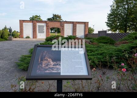 L'Allemagne, la Saxe-Anhalt, Gardeleden, les ruines de la grange d'Isenschnippe, peu avant la fin de la guerre, les nazis ont conduit plus de 1000 prisonniers de camp de concentration dans la grange et les ont incendiés, presque tous les prisonniers de Belgique, d'Italie, de France, de Pologne et de nombreux autres pays ont péri dans la vie agonie. Banque D'Images