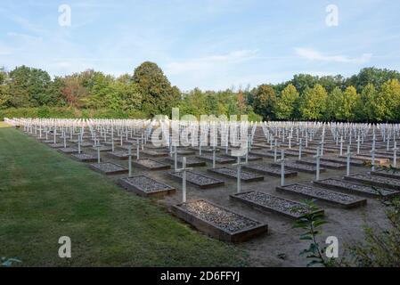 Allemagne, Saxe-Anhalt, Gardelden, Ehrenfriedhof, Feldscheune Isenschnoutre mémorial, peu avant la fin de la guerre, les Nazis ont conduit plus de 1000 prisonniers de camp de concentration dans une grange et les ont incendiés, presque tous les prisonniers de Belgique, d'Italie, de France, de Pologne et de nombreux autres pays sont venus dans une agonie. Banque D'Images