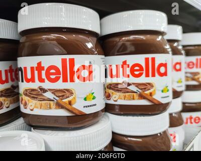 Puilboreau, France - 14 octobre 2020 : Focus sur les pots Nutella de crème de noisettes dans le plateau de supermaket français. Nutella est une marque de produits fabriqués en Italie Banque D'Images