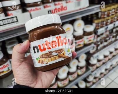 Nutella pots de crème de noisettes.Nutella est une marque de produits Fabriqué en Italie par Ferrero Banque D'Images