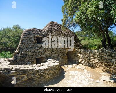 Gordes, France - août 2015 : huttes en pierre sèche au village des Bories Banque D'Images