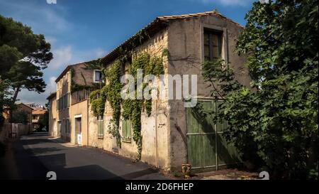 Allée du village à Peyriac de Mer en été Banque D'Images