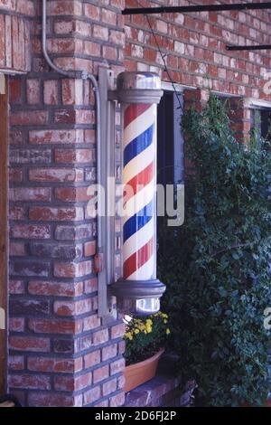 Barre de barbier rouge et bleu traditionnel Banque D'Images