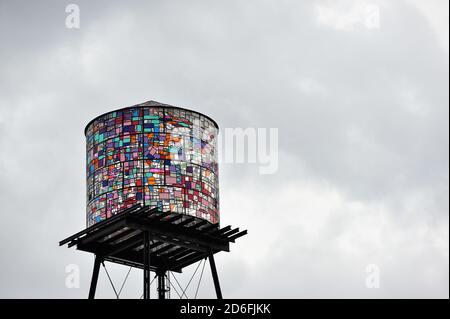 Milwaukee, Wisconsin, États-Unis. Une mosaïque de vitraux revêtue de couleurs dans le quartier de Walker's point. Banque D'Images