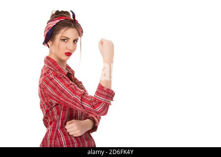 Forte et sûre d'femme avec un poing serré retrousser sa manche, icône de l'American women's lib à riveter Rosie mouvement, isolated on white Banque D'Images