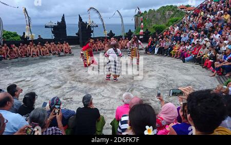 Danse de Tari Kecak, Uluwatu, Bali, Indonésie Banque D'Images