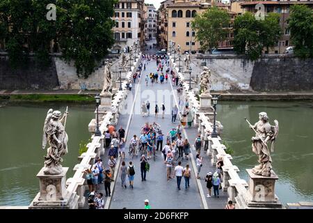 Personnes traversant le pont Ponte San'Angelo en traversant le Tibre À Rome, Italie Banque D'Images